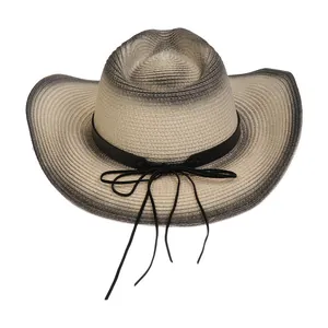 Detalle de sombrero vaquero de paja tejido a mano con degradado beige y cinta de cuero