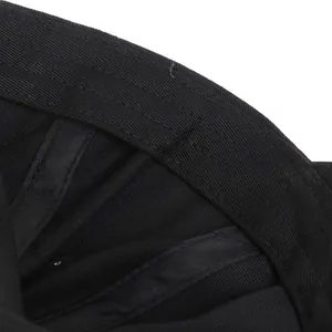 Vista macro detallada de la banda para el sudor y las costuras de la gorra negra