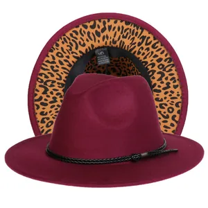 Dettaglio cappello fedora bordeaux con tesa leopardata ed etichetta in cotone e poliestere