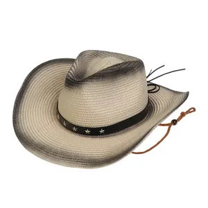 Detalle de sombrero vaquero de paja con tachuelas de estrellas plateadas y cordón ajustable