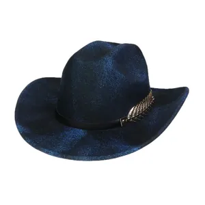 Detail eines dunkelblauen Cowboyhuts mit Glanzeffekt und goldener Federverzierung