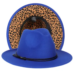 Dettaglio cappello fedora blu reale con tesa interna leopardata e fascia intrecciata nera