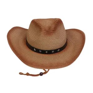 Detalle de sombrero de paja vaquero con estrellas plateadas en banda negra y cordón
