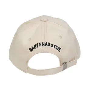 Detalle trasero de gorra crema con hebilla metálica ajustable y bordado en negro