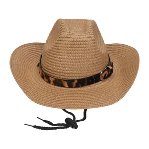 Detail eines gewebten Stroh-Cowboyhuts mit Leopardenmuster-Band und verstellbarem Kinnband