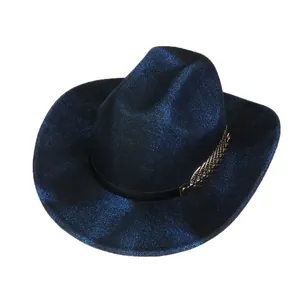 Detailansicht dunkelblauer Glitzer-Cowboyhut mit goldener Feder und schwarzem Banddekor