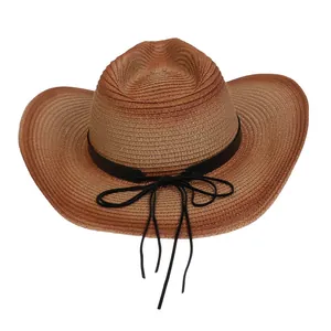 Detalle de la textura tejida en degradado marrón y la cinta negra en el sombrero de sol
