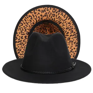 Dettaglio del cappello fedora con fodera leopardata e decorazione in corda intrecciata