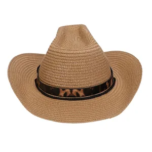 Detailansicht des Cowboy-Strohhutes mit feiner Flechtstruktur und modischem Leopardenband