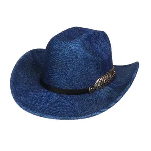 Nahaufnahme von dunkelblauem Cowboyhut mit goldener Federschnalle und Textur