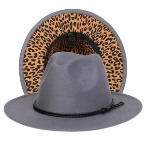 Dettaglio del cappello fedora grigio con corda nera e stampa leopardata interna alla tesa
