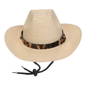 Detail eines Stroh-Cowboyhuts mit Leopardenmuster-Band und verstellbarer Kordel