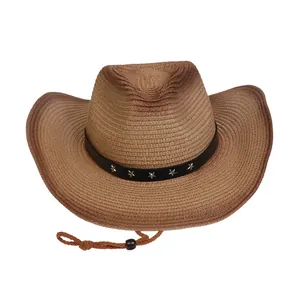 Detalle de sombrero vaquero de paja con remaches de estrella, banda y cordón ajustable