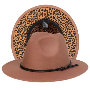 Dettaglio del cappello fedora kaki con bordo nero e fodera interna a stampa leopardata
