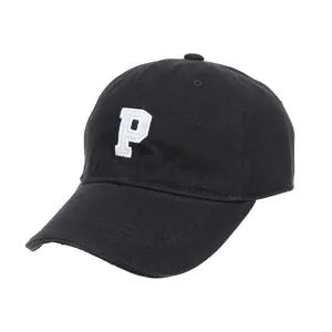 Vista detallada del bordado de la letra P blanca en la gorra de béisbol negra