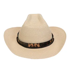 Detail eines beige Stroh-Cowboyhuts mit Leopardenmuster-Band und Kordelzug
