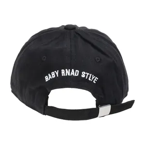 Detalle de la parte trasera de gorra negra con correa ajustable y bordado blanco