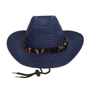 Detail eines dunkelblauen Stroh-Cowboyhuts mit Leopardenmuster-Band und schwarzem Kordel