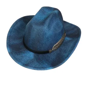 Nahaufnahme von dunkelblauem Cowboyhut mit schwarzem Band und goldenem Blattdekor