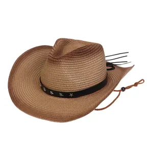 Detalle del sombrero vaquero de paja marrón con remaches de estrella y cordón ajustable
