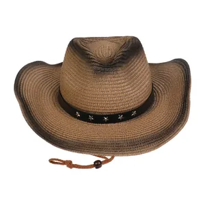 Detalle de sombrero vaquero de paja tejida con banda de cuero y tachuelas de estrellas