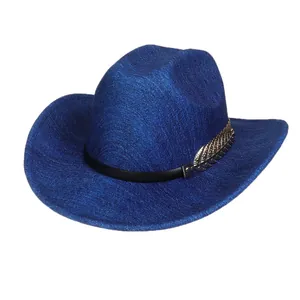 Nahaufnahme eines blauen Bohemian-Cowboyhuts mit einer goldenen Metallfeder-Verzierung