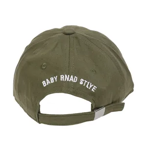 Detalle de gorra de béisbol verde oliva con correa ajustable y bordado blanco