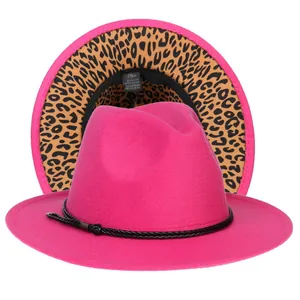 Dettaglio cappello fedora rosa con nastro nero e tesa interna maculata leopardata