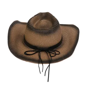 Detalle del sombrero de vaquero de paja tejida con ala ancha y cordón negro