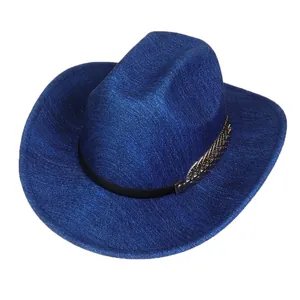 Makroaufnahme von saphirblauem Glitzer-Cowboyhut mit schwarzem Band und Goldblatt