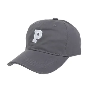 Detalle del bordado de la letra P blanca en la gorra de béisbol de sarga gris oscuro