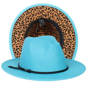 Dettaglio della fodera leopardata del cappello fedora blu e etichetta in misto cotone