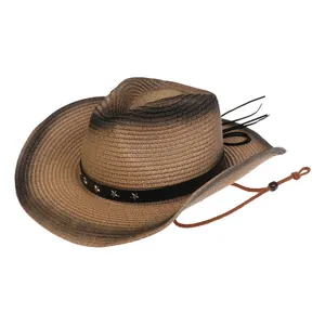 Detalle de sombrero vaquero de paja marrón con remaches de estrellas y cordón ajustable