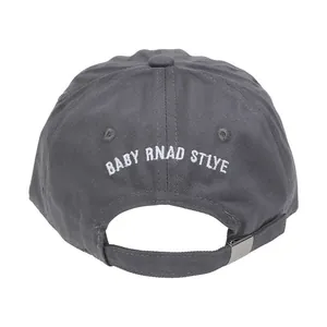 Detalle de la parte trasera de gorra gris oscuro con bordado y cierre de hebilla metálica