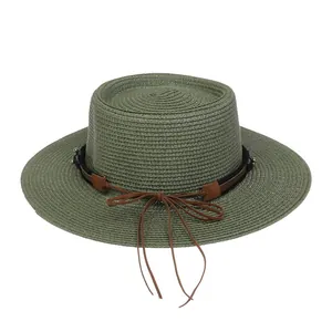 Detailaufnahme des armygrünen Strohhutes mit Lederpatch und gewebtem Dekoband-Detail