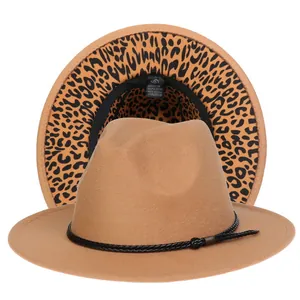 Dettaglio del cappello fedora cammello con corda nera e tesa interna con stampa leopardata