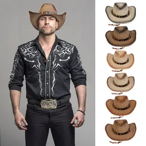 Detalle de sombreros vaqueros de paja con cintas de leopardo y camisa western bordada negra