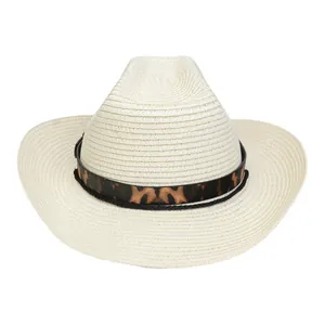Detailaufnahme eines Strohhutes im Cowboy-Stil mit Leopardenmuster und Windseil