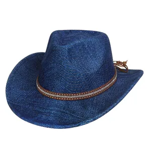 Detail eines navy Cowboyhuts mit metallischen Nieten und funkelnden Strasssteinen am Band