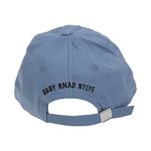 Detalle de la gorra de béisbol de algodón azul grisáceo con bordado y hebilla metálica