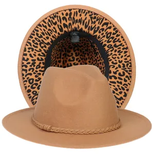 Dettaglio del cappello fedora cammello con fodera leopardata e fascia antisudore