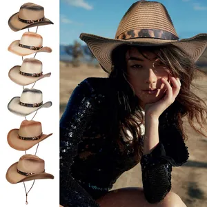 Detalle de sombreros de paja con cinta de leopardo y correa ajustable en varios colores