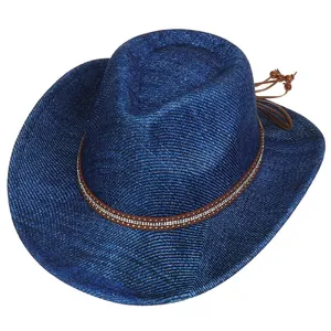 Detailansicht blauer Cowboyhut mit braunem Nietband und Kordelzug mit Holzperlen