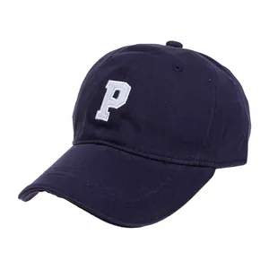 Vista detallada de gorra de béisbol azul marino con letra P bordada en relieve blanco