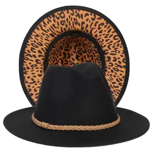 Dettaglio cappello fedora nero con interno leopardato e cordino intrecciato