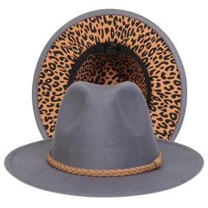 Dettaglio cappello fedora grigio con tesa leopardata e nastro intrecciato marrone