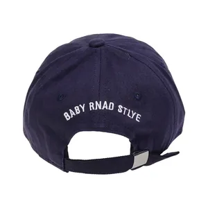 Detalle de la parte trasera de gorra azul marino con hebilla plateada y bordado blanco