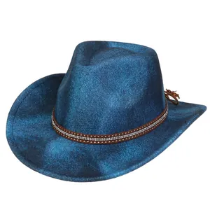 Detailansicht blauer Westernhut mit glitzernden Strasssteinen und Holzperlen-Deko