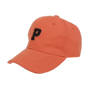 Vista detallada de una gorra de béisbol naranja con la letra P negra bordada delante