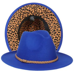 Dettaglio cappello fedora blu reale con fascia intrecciata e interno leopardato